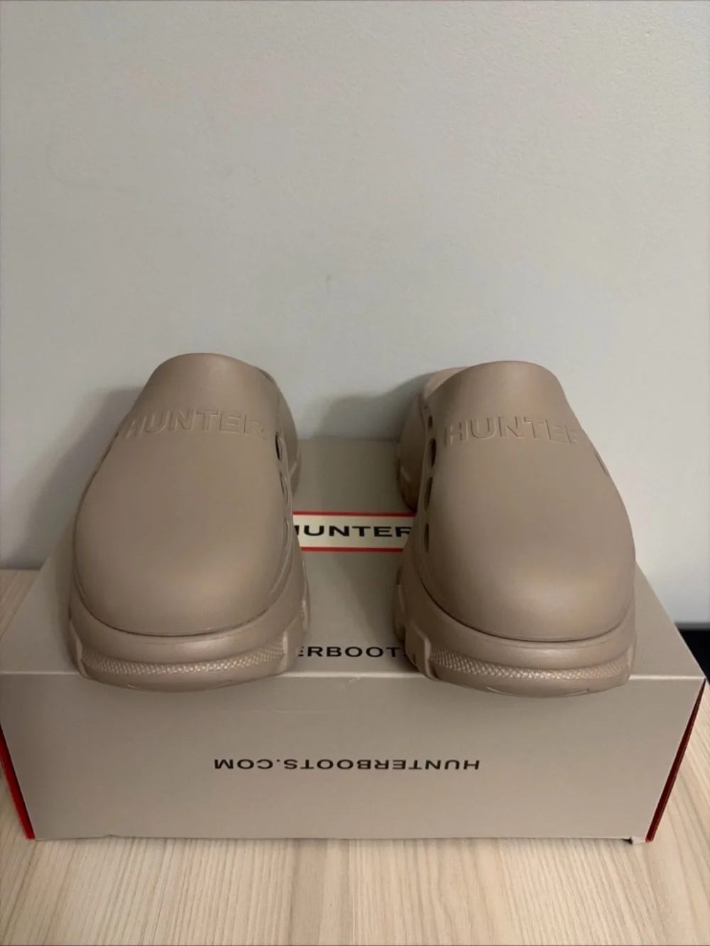 HUNTER Women’s New! Bryce beige clogs size 9 - Picture 2 of 8